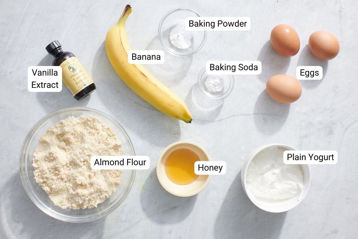 Almond flour banana pancake ingredients.