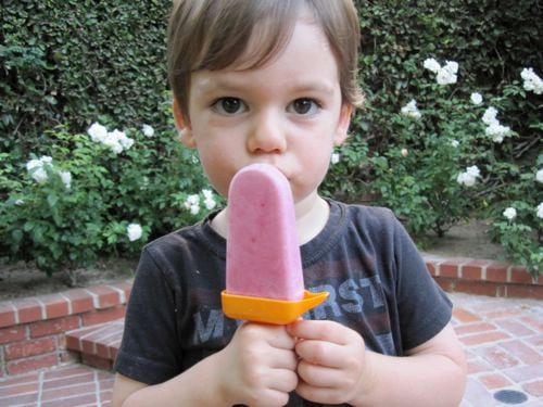 raspberry-frozen-yogurt-popsicles.jpg