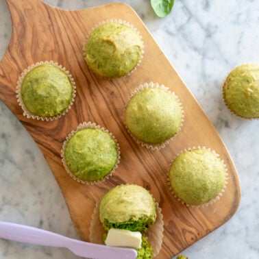 Spinach cake Muffins on a serving board.