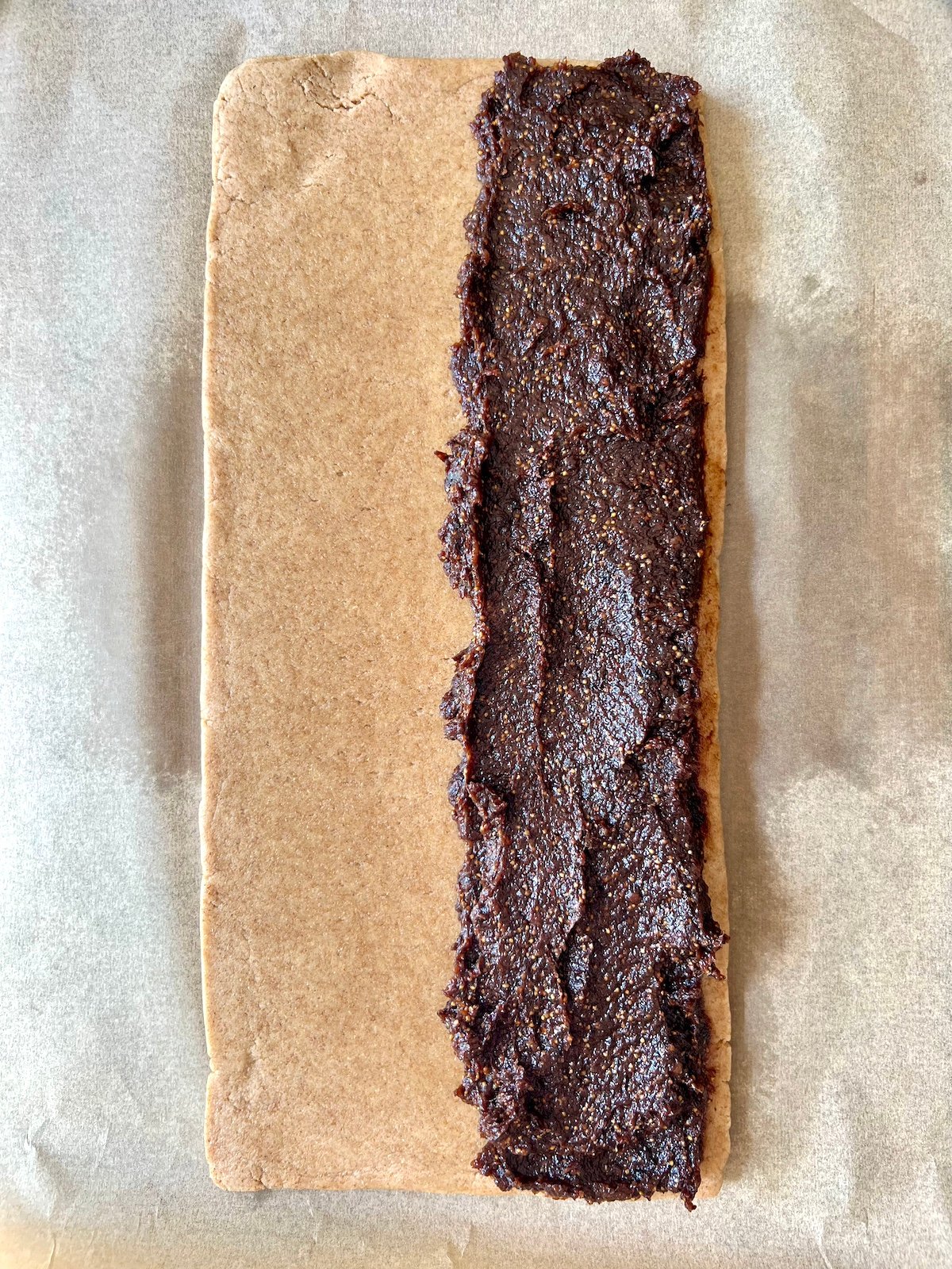 Fig bar with fig mixture on one side of the rectangle.