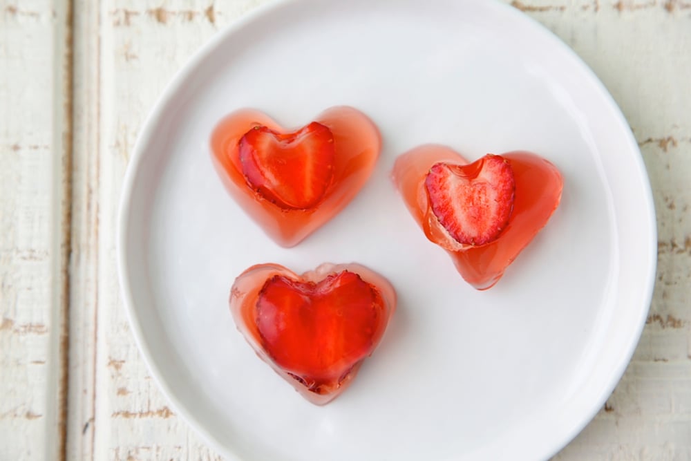 Vegan Strawberry Jello Hearts from Weelicious for @CAStrawberries #StrawberryRed