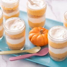 Jars of pumpkin pie parfaits.