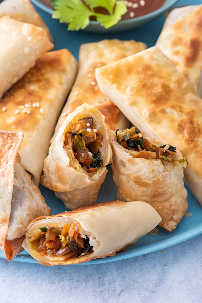 https://weelicious.com/wp-content/uploads/2015/01/Vegetarian-Spring-Rolls-3-1.jpg