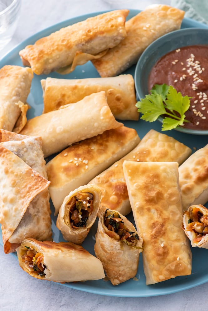 https://weelicious.com/wp-content/uploads/2015/01/Vegetarian-Spring-Rolls-5-2.jpg