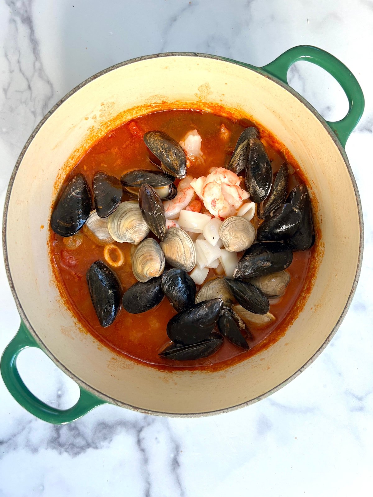 Estofado de mariscos en la olla.