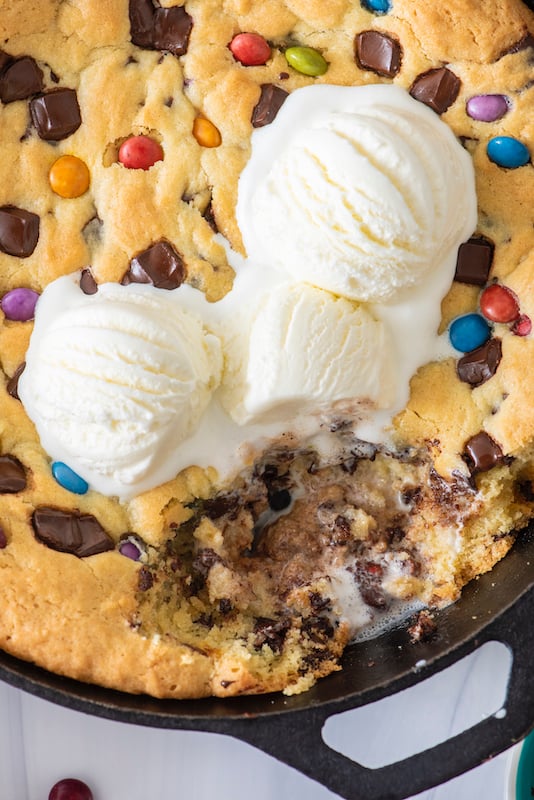 https://weelicious.com/wp-content/uploads/2020/04/Skillet-Double-Chocolate-Chip-Cookie-12-1.jpg