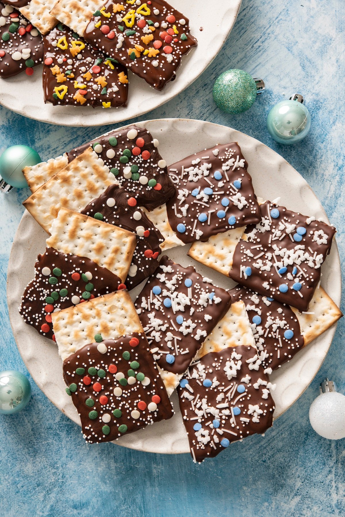 Galletas de matzah cubiertas de chocolate y decoradas con sprinkles.