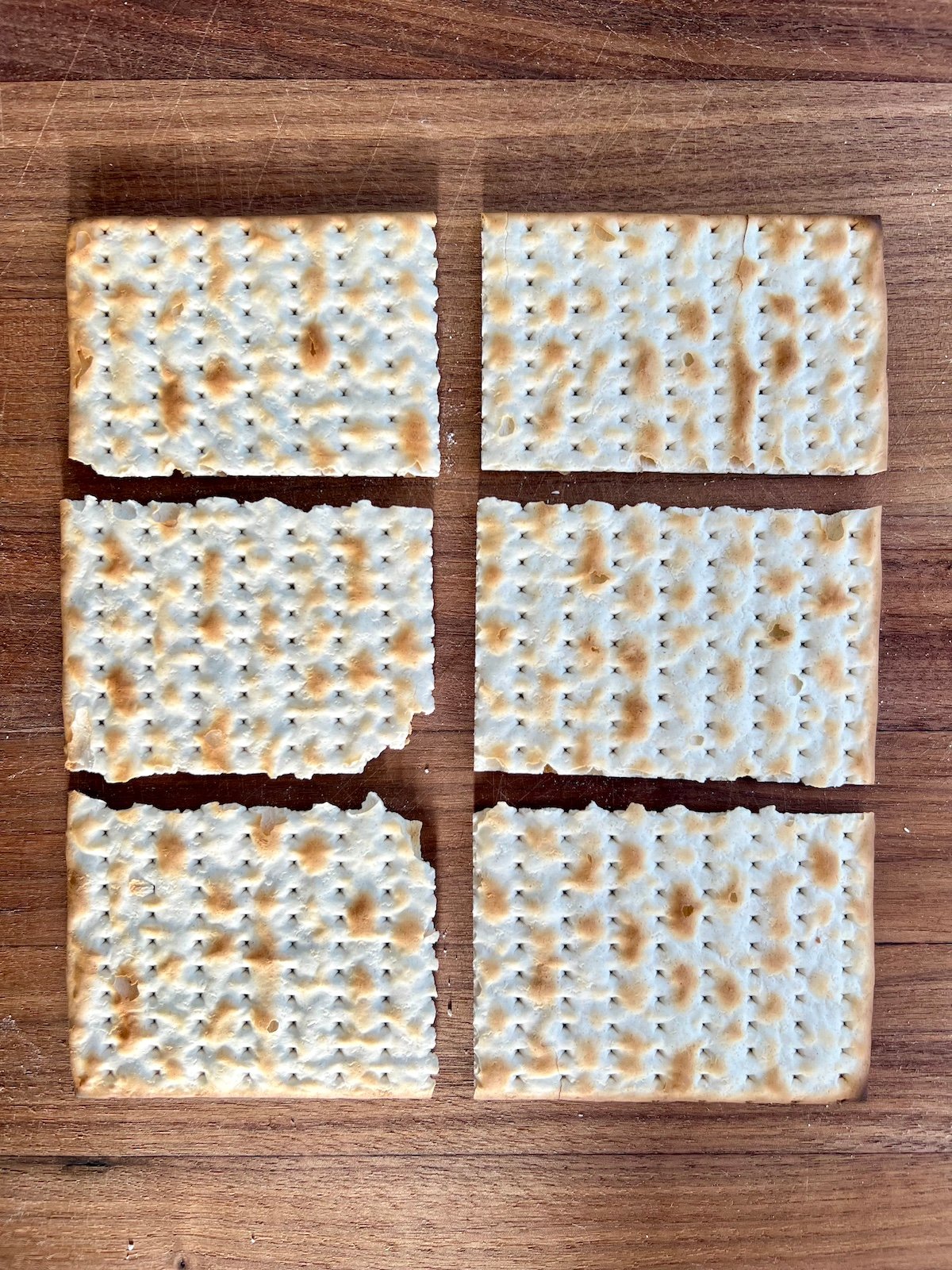 Matzah cortada en 6 piezas.