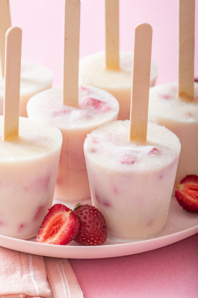 https://weelicious.com/wp-content/uploads/2021/07/Strawberry-Yogurt-Ice-Pops-4-1.jpg