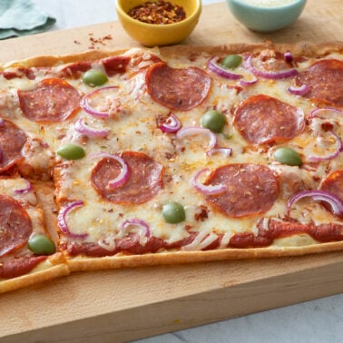 https://weelicious.com/wp-content/uploads/2021/08/Magic-Crust-Pizza-7-1-378x378.jpg