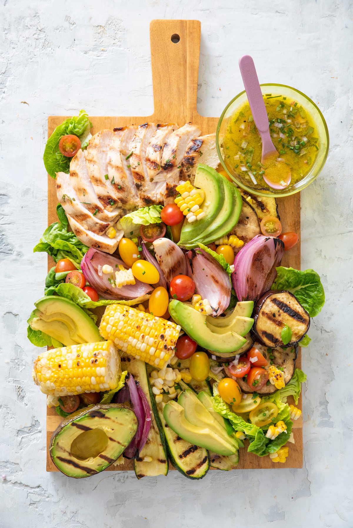 https://weelicious.com/wp-content/uploads/2023/06/Grilled-Chicken-Vegetable-and-Avocado-Salad-Board-6.jpg