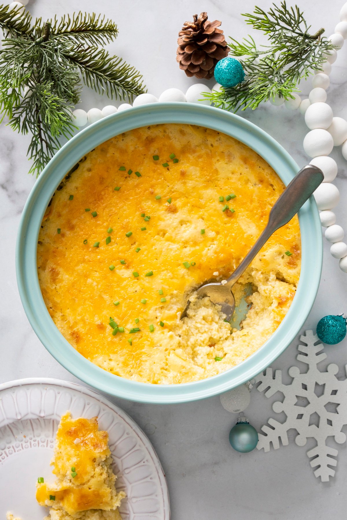 Grits con queso en un plato de servir.