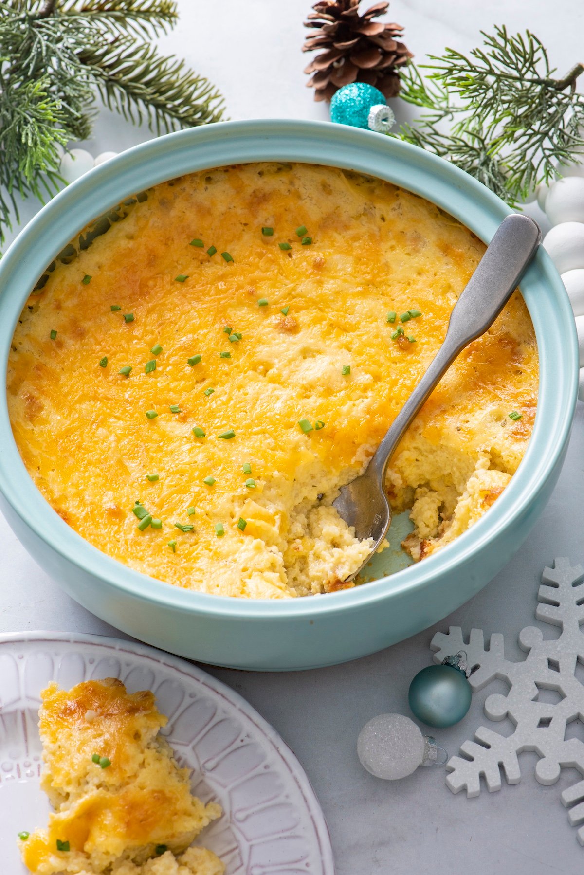 Grits con queso en un plato de hornear.