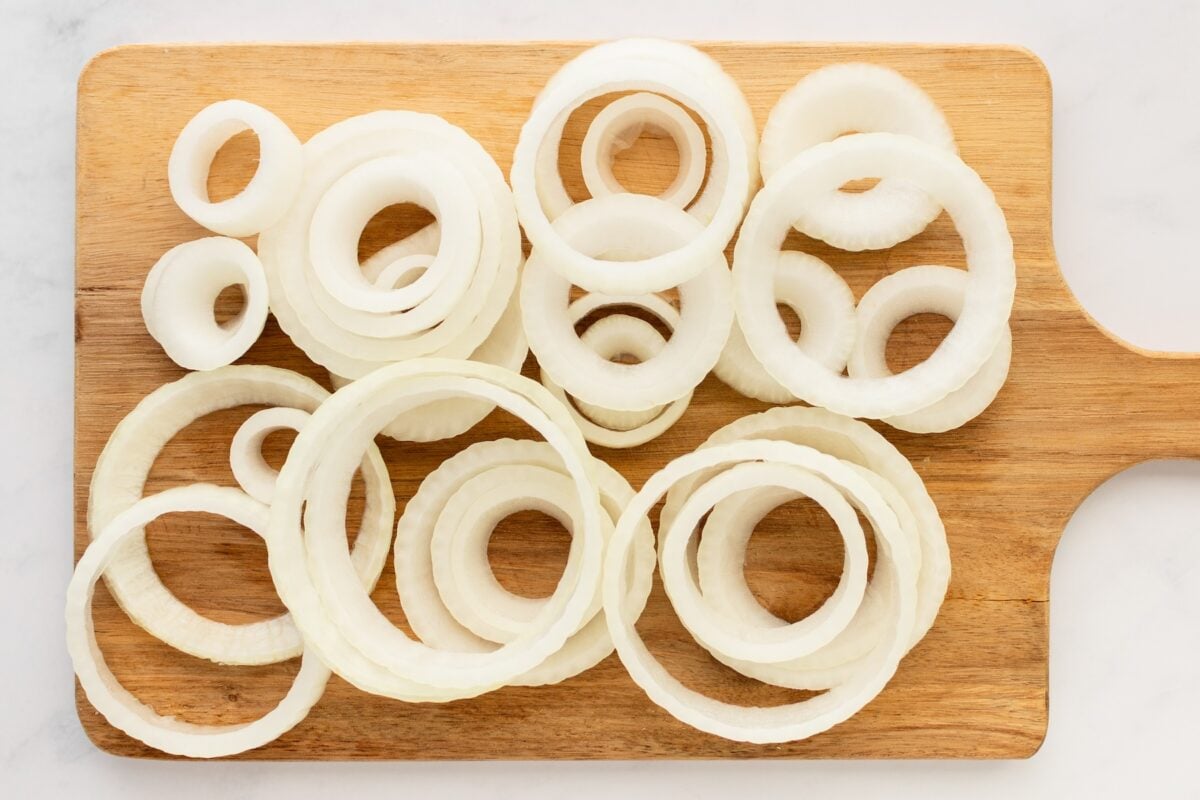 Onions cut into rings.
